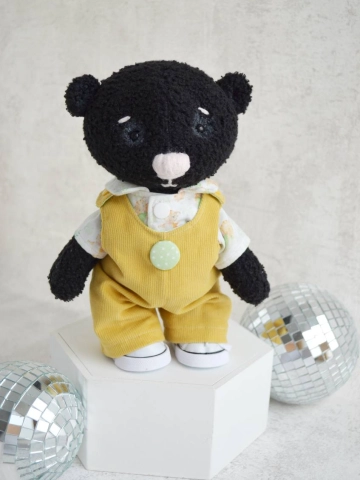 Черный мишка в комбинезоне