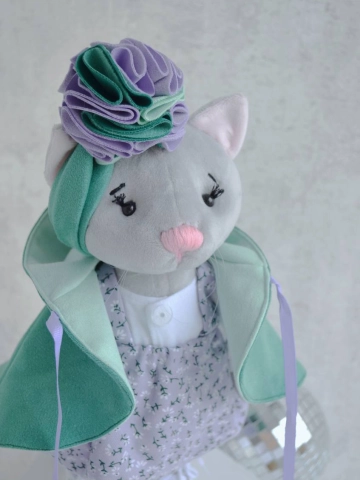 Кошка  в сиренево-изумрудном с заколкой бант