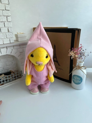 Желтый зайка в розовом комбинезоне и шапке -гном